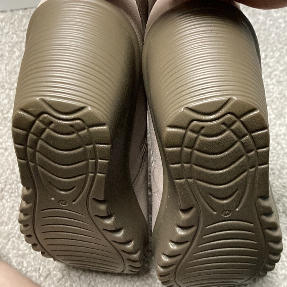 NWOB Skechers booties.  Sz 9 Wide.  Tan/cream color.  Never Worn. - Picture 7 of 12